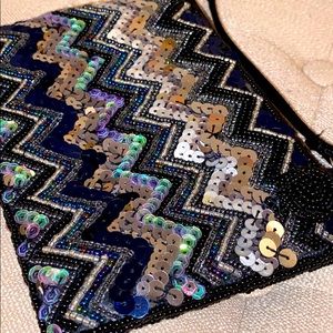 Beautiful Sequined Zig-Zag Patterned Wristlet